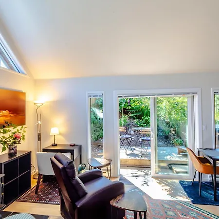 Manna House Apartment Denman Island Room photo